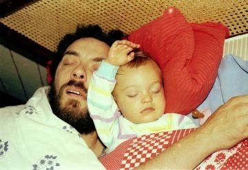 Da jeg var lille, var alt normalt og jeg voksede op i en kernefamilie. Her sover jeg i mine forældres seng.