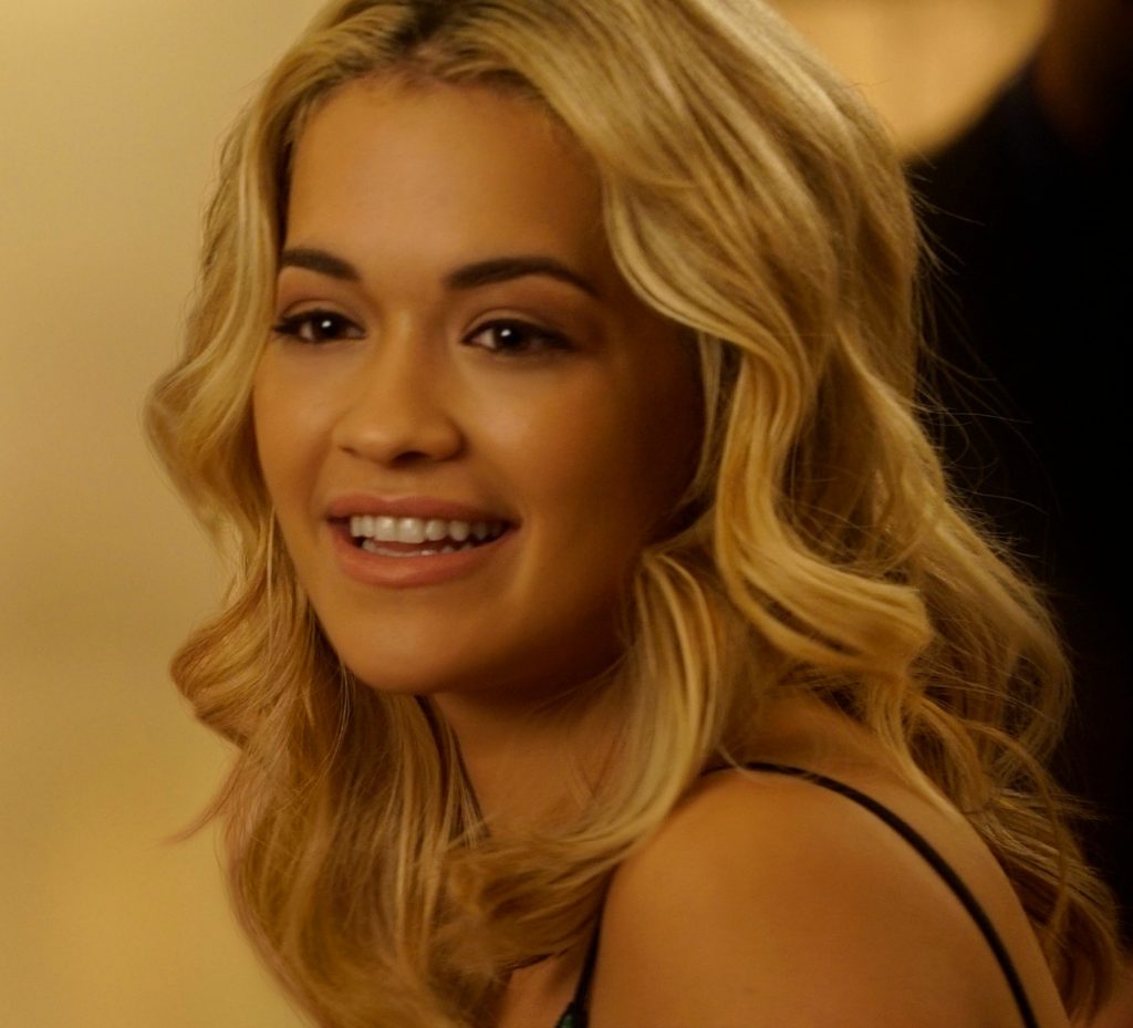 Fifty Shades Darker: Rita Ora er blevet blond, men hendes rolle er lige så ubetydelig som i 1'eren. (Foto: Universal)