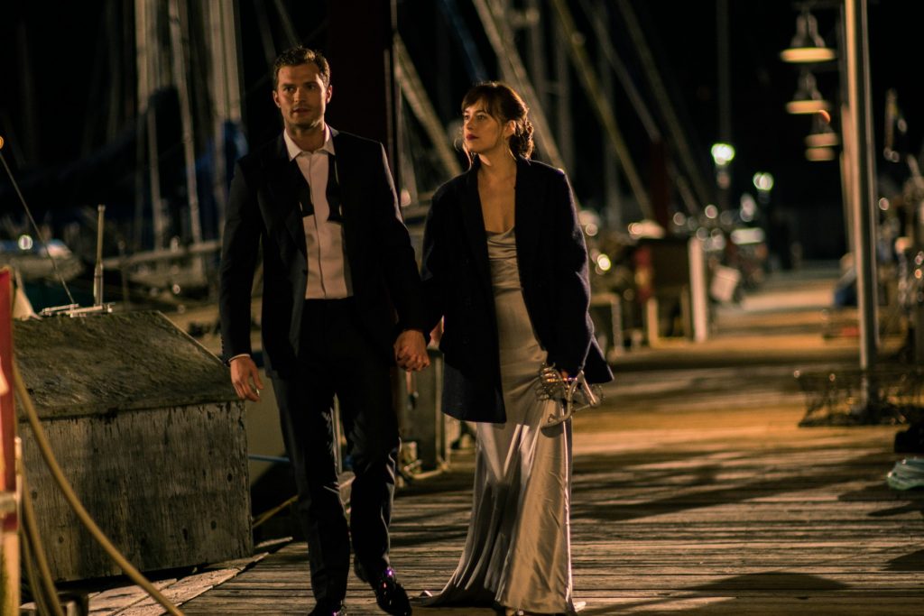 Fifty Shades Darker: Da Christian ikke mener, at hans fæstning af en penthouse med seks bodyguards er sikker, gemmer parret sig på en båd med én ansat ... (Foto: All Over)
