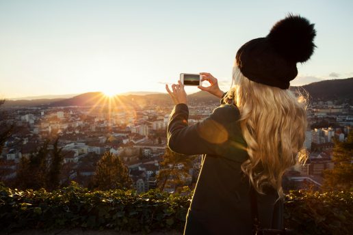 Kvinde tager foto og bruger rejseapps i Østrig