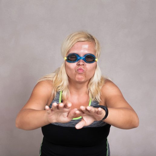 hader træning, svømmer, svømning, haha, sjovt, liste, lister, sport, motion, svømmebriller, kvinde, blond, gør grin, fitness, sport