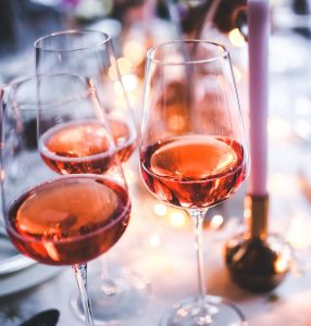 middag, rose, rosé, rosévin, vin, vinglas, hygge, stearinlys, gæster, besøg, borddækning
