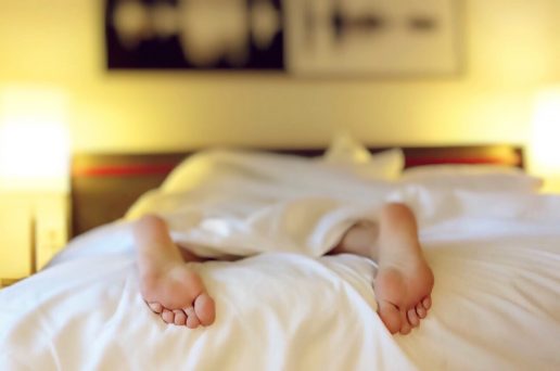 vågne, vækkeur, app, seng, fødder, kvinde, morgen. Nu kan det være, det bliver endnu nemmere at stå op om morgenen. Det er da værd at håbe på. (Foto: Pexels)