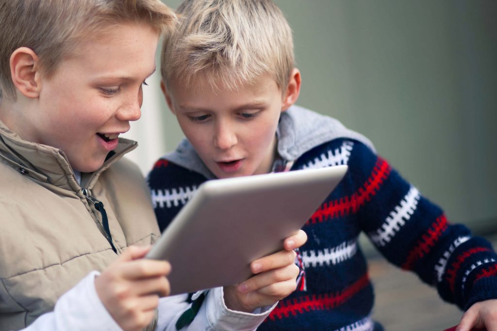 børn, online, internettet, tablet, ipad, nettet, sikkerhed