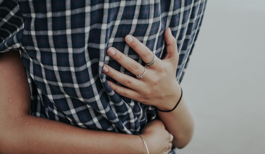par psykisk vold hånd kærlighed (Foto: Unsplash)