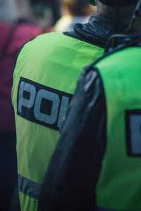 Politi. Gule veste. Politi i gule veste. (Foto: Unsplash)
