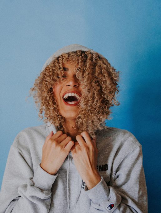 glad pige single vinter dating skov (Foto: Unsplash)
