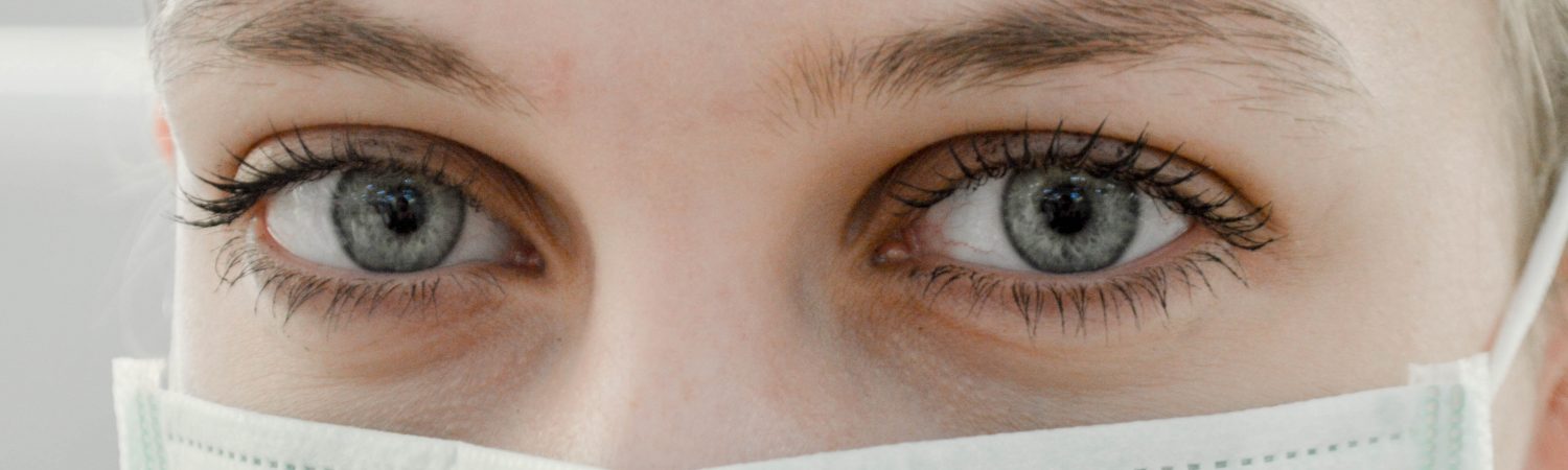 sundhed sygdom pige øjne maske (Foto: Unsplash)
