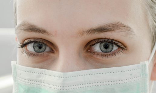 sundhed sygdom pige øjne maske (Foto: Unsplash)