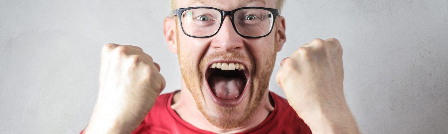 grimme mænd mand skønheden ved at date fyre fyr nørd briller kikset briller overrasket (Foto: Pexels)