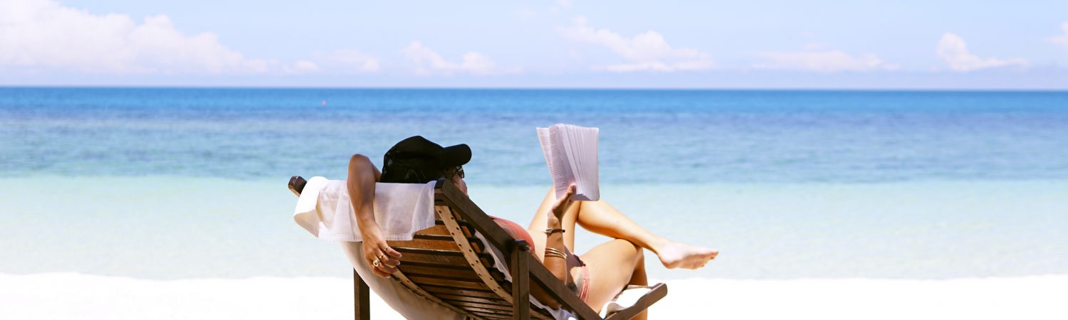 Sommer, sommerferie, planlæg, summer, kvinde, sand, havet. (Foto. Unsplash)
