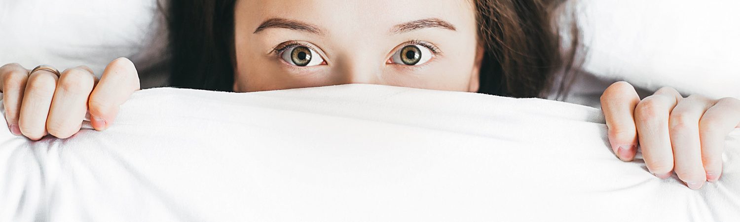 frygt bange pige seng gemme sig frygter (Foto: Unsplash)