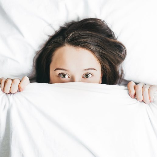 frygt bange pige seng gemme sig frygter (Foto: Unsplash)