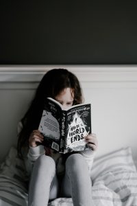 pige alene læser bog krise verden ked af det trist (Foto: Pexels)