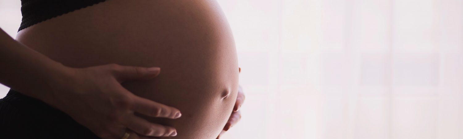 gravid kvinde mave kejsersnit føde fødsel (Foto: Unsplash)