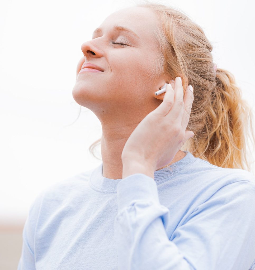 pige musik lytter earpods apple høretelefoner (Foto: Unsplash)