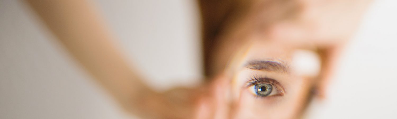 kvinde arm øje spejl (Foto: Unsplash)