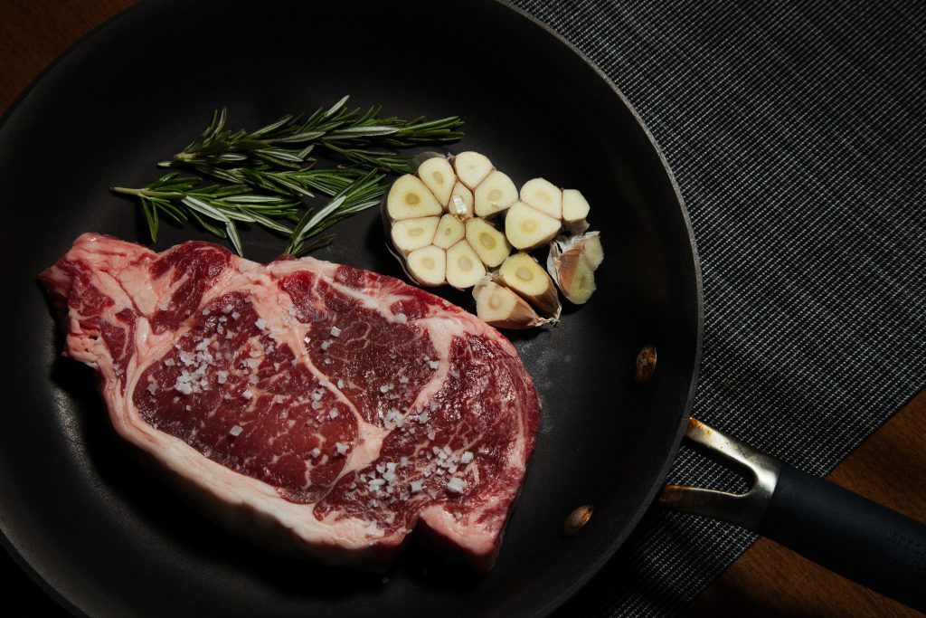 bøf, steak, kød, meat. (Foto: Unsplash)