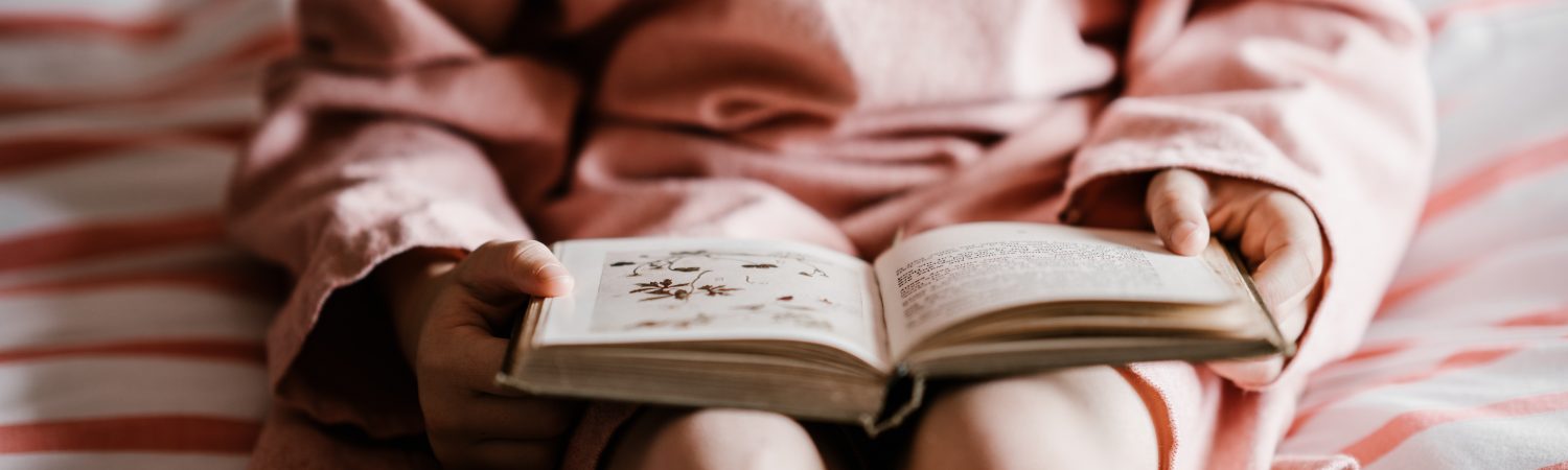 bog pige læser (Foto: Unsplash)