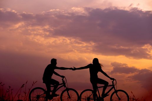 par forelsket kæreste solnedgang cykel (Foto: Unsplash)