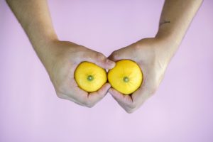 citroner bryst bryster hænder (Foto: Unsplash)