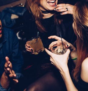 party fester nattelivet drink fest (Foto: Unsplash)