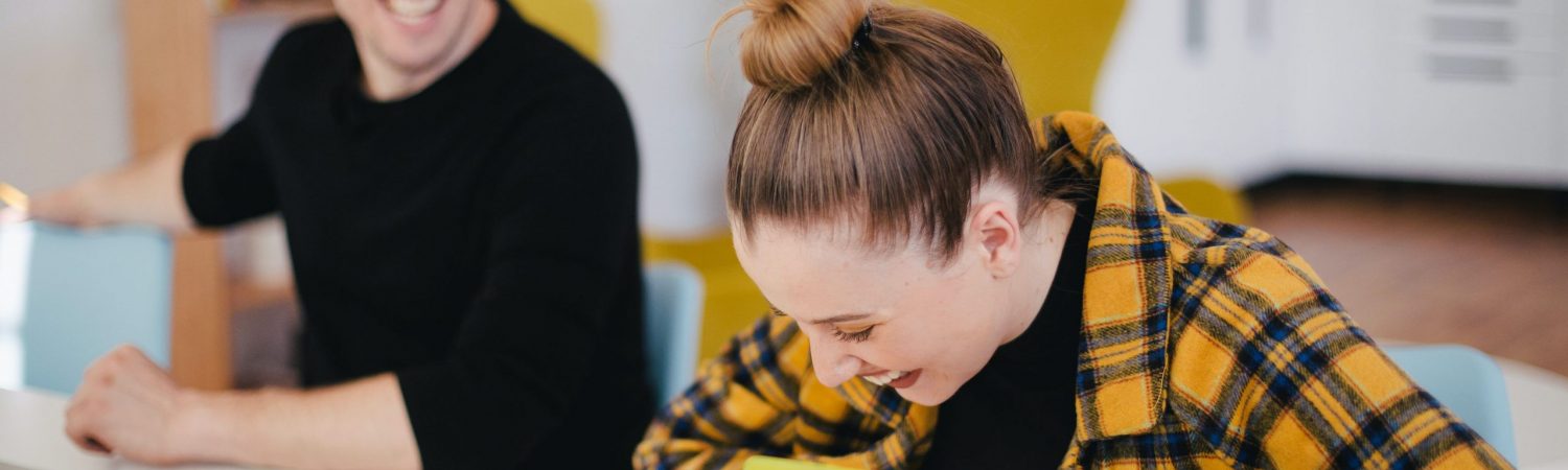 arbejde, snak, grin Foto: Unsplash)