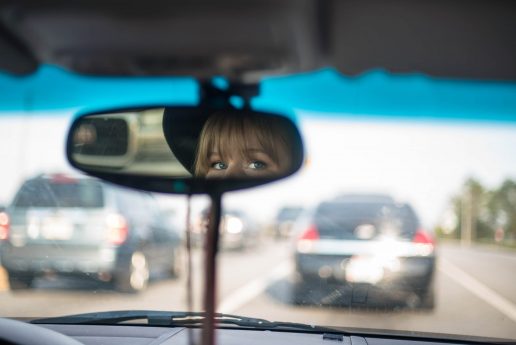 bakspejl bil pige køre (Foto: Unsplash)