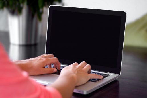 computer arbejde pige (Foto: Unsplash)