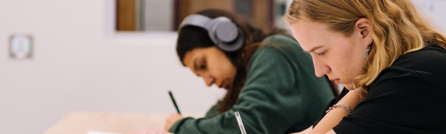 unge sårbare læser studerer studerende arbejde lektier (Foto: Unsplash)