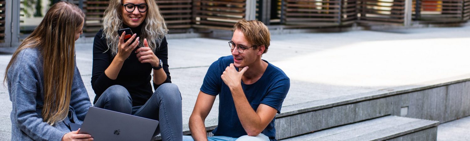Studerende studenter unge gruppe piger drenge skole (Foto: Pexels)