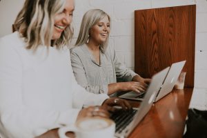 piger kvinder arbejde job computer