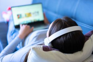 lytte computer sofa pige