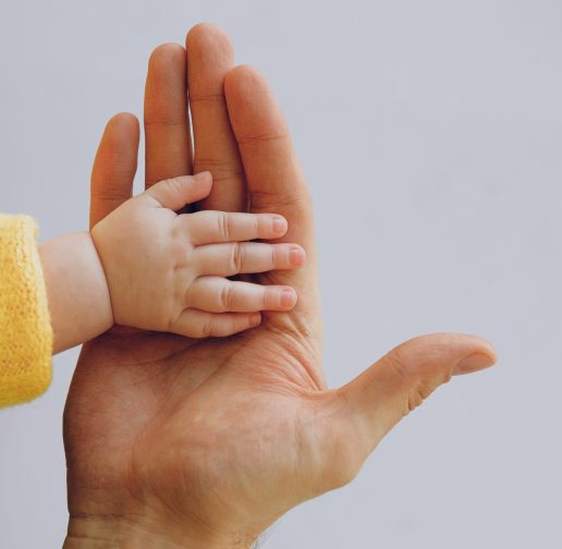 hånd hænder far baby
