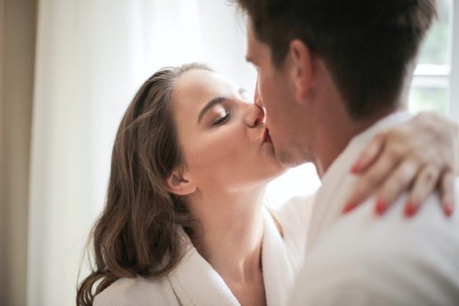 date dating kærlighed kærester kys kysse par kærestepar (Foto: Pexels)