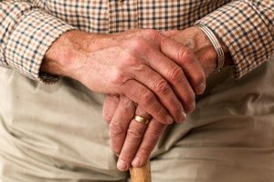 ældre mand pensionist stok