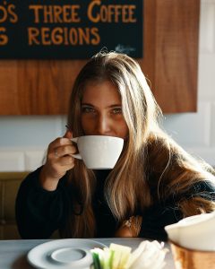 pige drikke kaffe