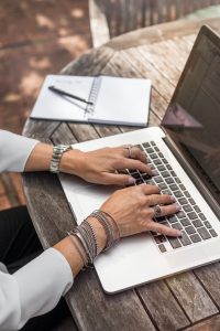 pige hænder computer arbejder job chef