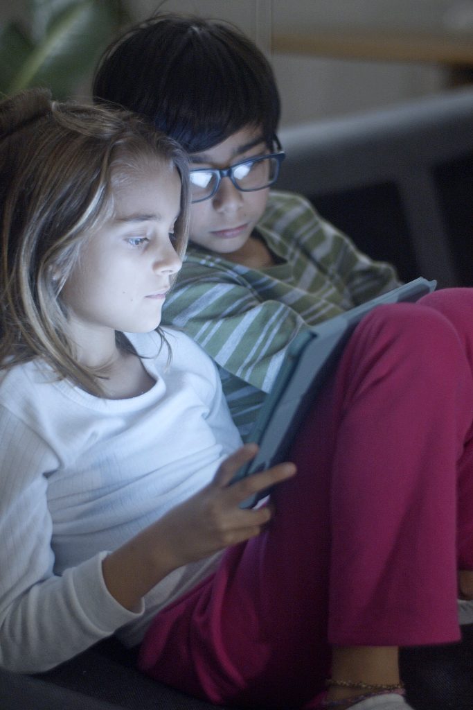 børn ipad sociale medier briller skærmtid