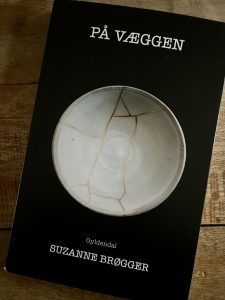 suzanne brøgger på væggen bog