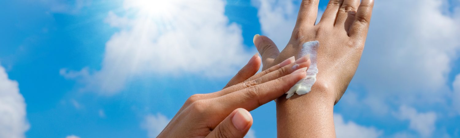sol sky himmel solcreme hænder solcreme