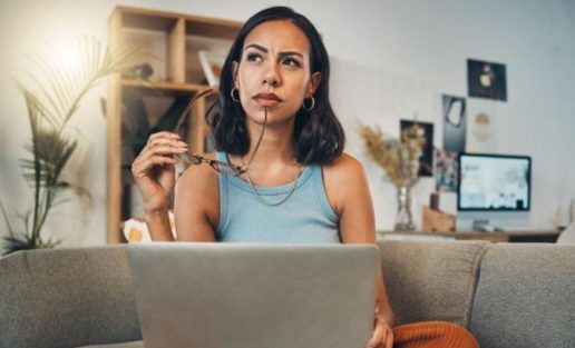 kvinde computer tænker