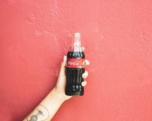 coca cola arm tatovering hånd flaske