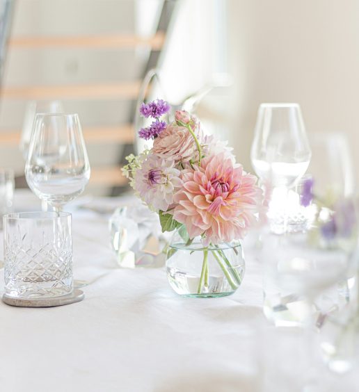 bord fest borddækning buket blomster glas