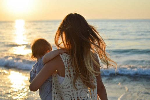 mor barn havet vand rejse rejse