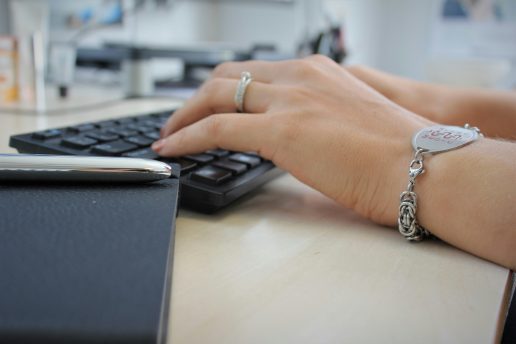 hånd hænder computer arbejde job
