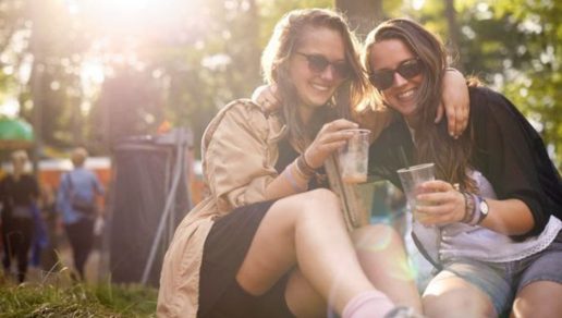 piger drikke drink sommer festival fest