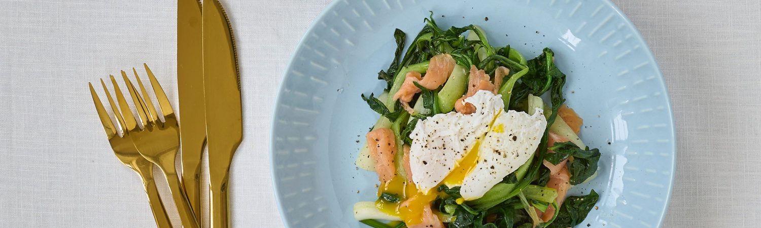 Laks, pak choi og pocheret æg